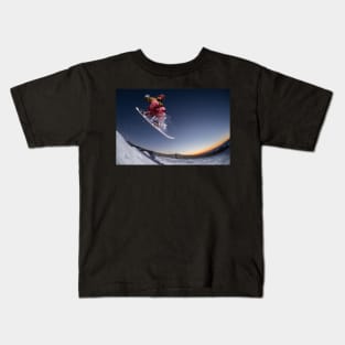 Snowboarding in the mountains Kids T-Shirt